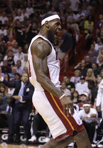 马刺客场115-102击败开拓者，福克斯37分带队取胜，展现全面实力。（马刺115-102客场击退开拓者，福克斯轰37分领军取胜，全面实力尽显）