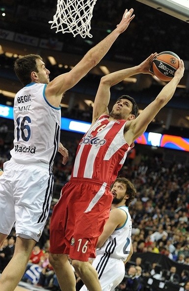 足坛年度十大新闻出炉，各界议论不断（年度足坛十大要闻揭晓，引发各界热议）