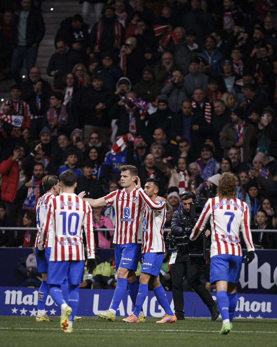 篮球勇士球星连中五记三分引全场欢呼（勇士球星连续命中五个三分引爆全场欢呼）