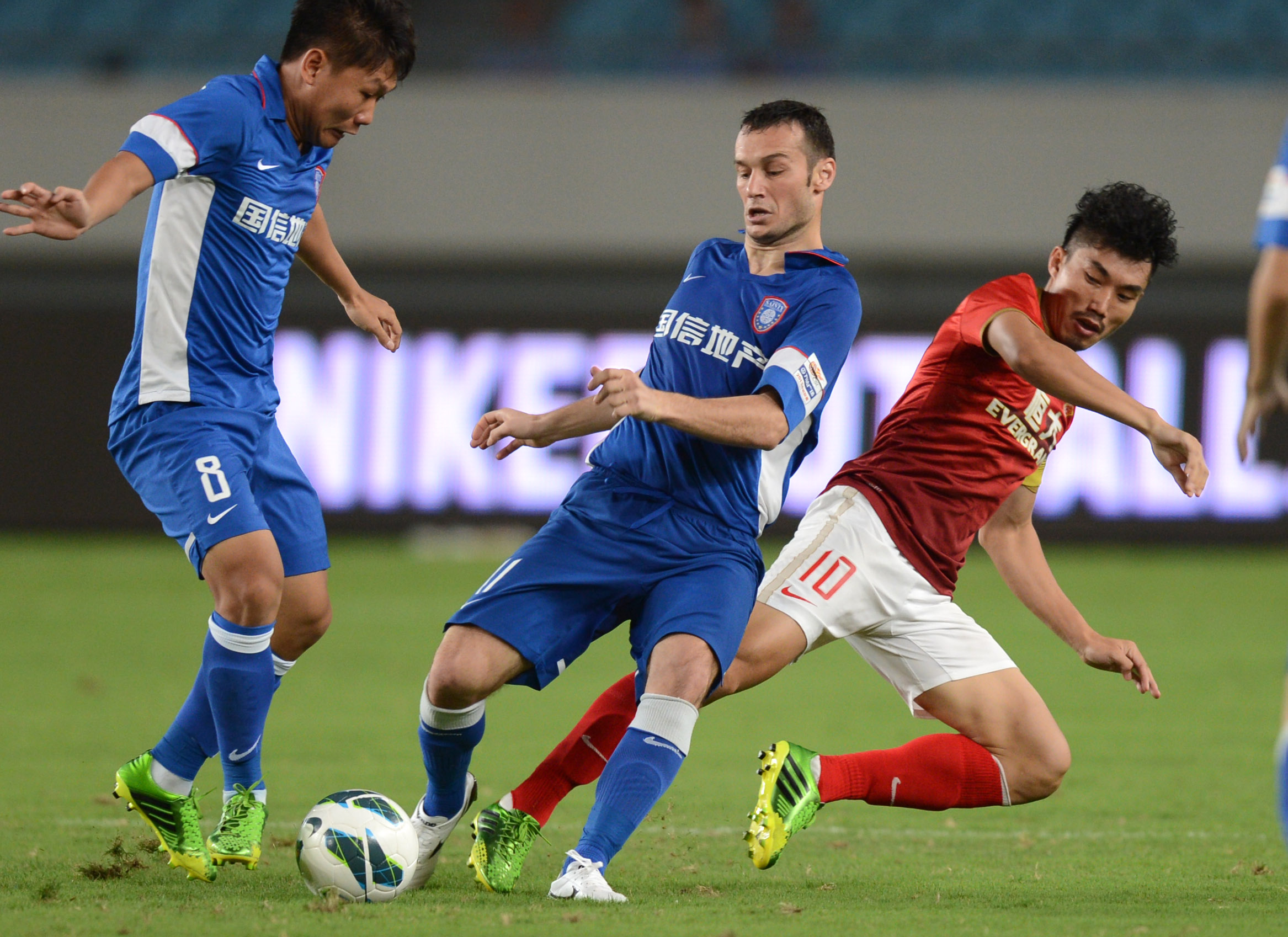 “小雪”节气将至，长春亚泰基地为天然草加盖第二层“棉被”（小雪将至，长春亚泰基地为天然草坪再盖一层“棉被”）