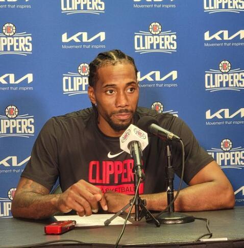 心情不佳？詹姆斯赛后第一时间走向球员通道离场，未与任何人交流（赛后情绪低落？詹姆斯直接走向球员通道离场，未与任何人交谈）