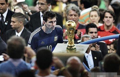 泰州队巴特“苏超”夺冠后缅怀父亲：我还在这条路上努力着（苏超封王后，泰州队巴特追忆父亲：我仍在这条路上奋进）