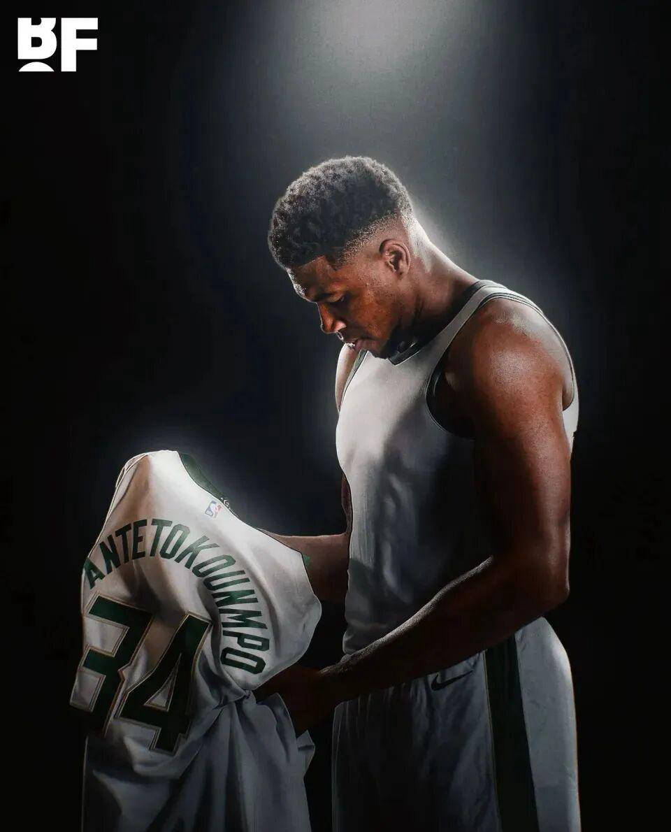 荷媒：拜仁今天将派球探考察里德，评估是否正式联系费耶诺德（荷媒：拜仁今日派球探考察里德，权衡是否与费耶诺德展开正式洽谈）