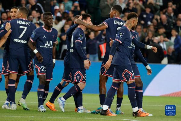 莱奥罚点前铃木彩艳对他说踢右边，最终莱奥踢向右边并且罚进（点球前铃木彩艳示意踢右，莱奥随即射右命中）