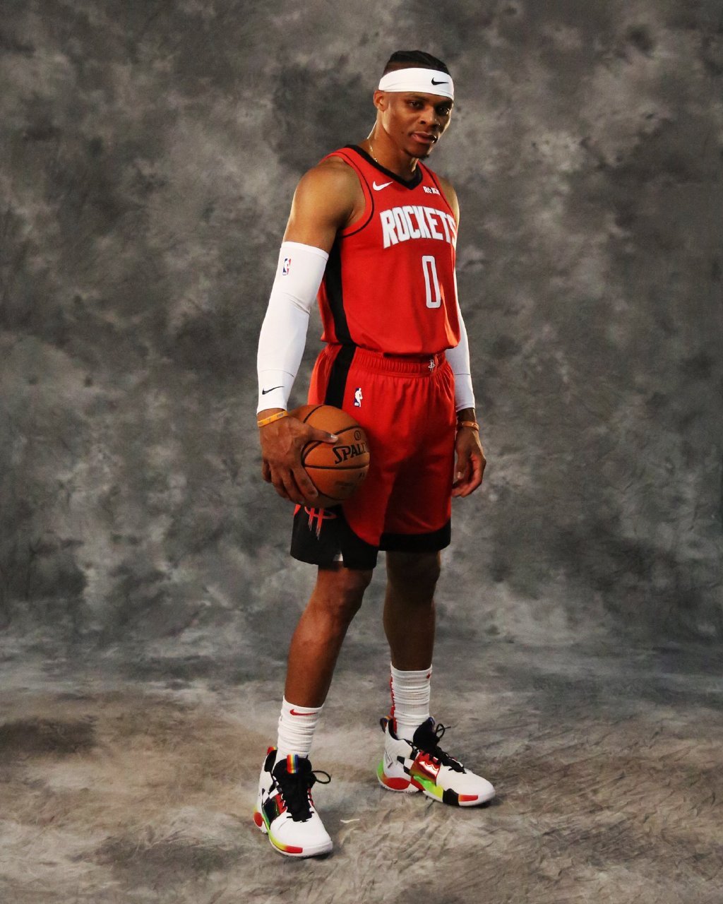 不是队服是奥运照！樊振东12月赛程海报引爆“情怀杀”（樊振东12月赛程海报用奥运照而非队服，引爆回忆杀）