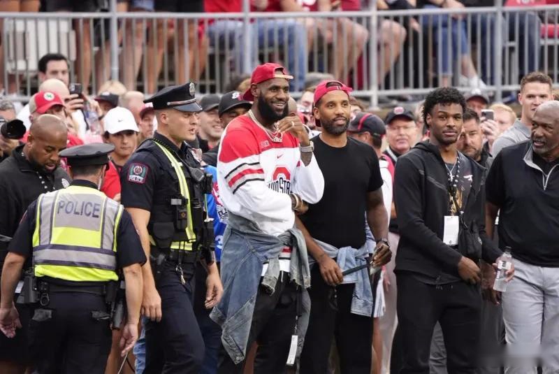 勒沃库森在德甲赛场37次不敌多特，只有对拜仁药厂输球更多（勒沃库森德甲对多特37负，仅对拜仁输得更多）