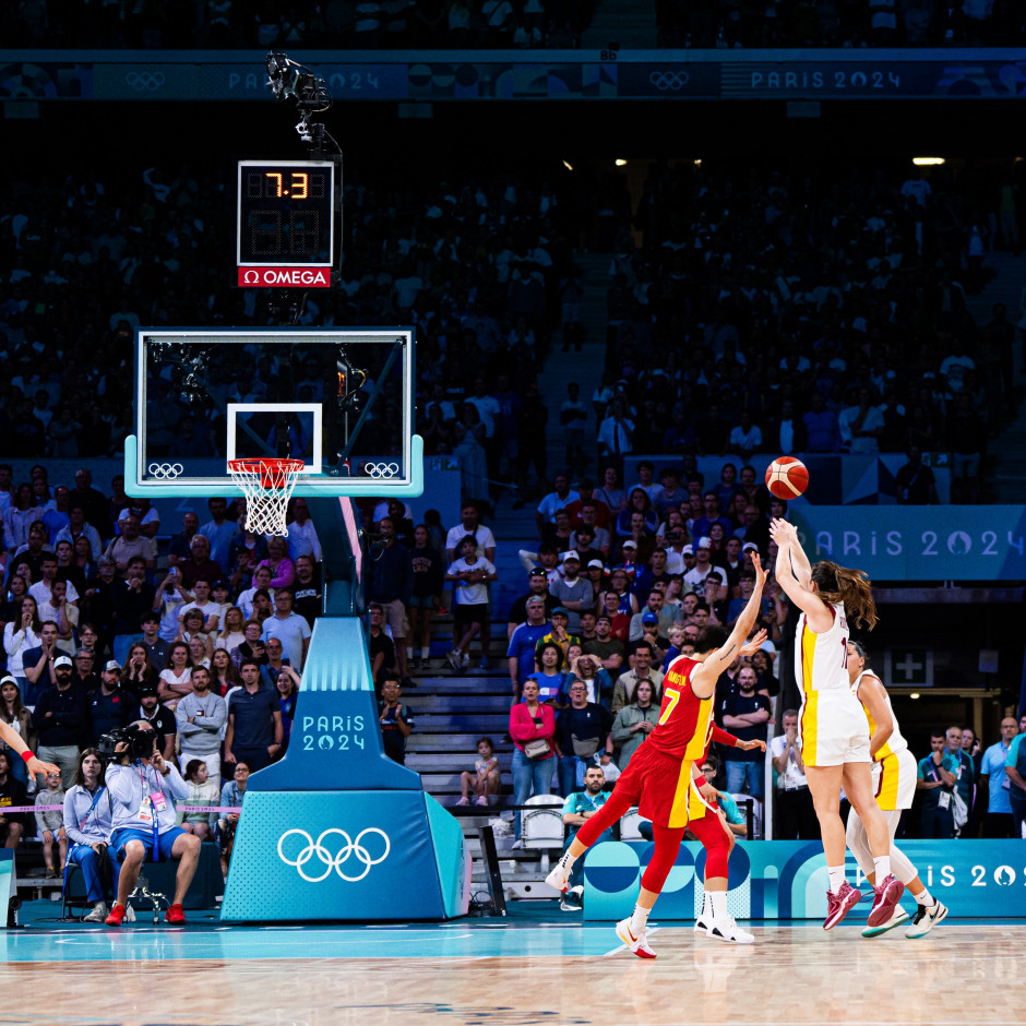 判决书：原天津泰达球员白某峰因受贿判有期徒刑一年，缓刑一年（法院判决：前天津泰达球员白某峰因受贿获刑一年，缓刑一年）