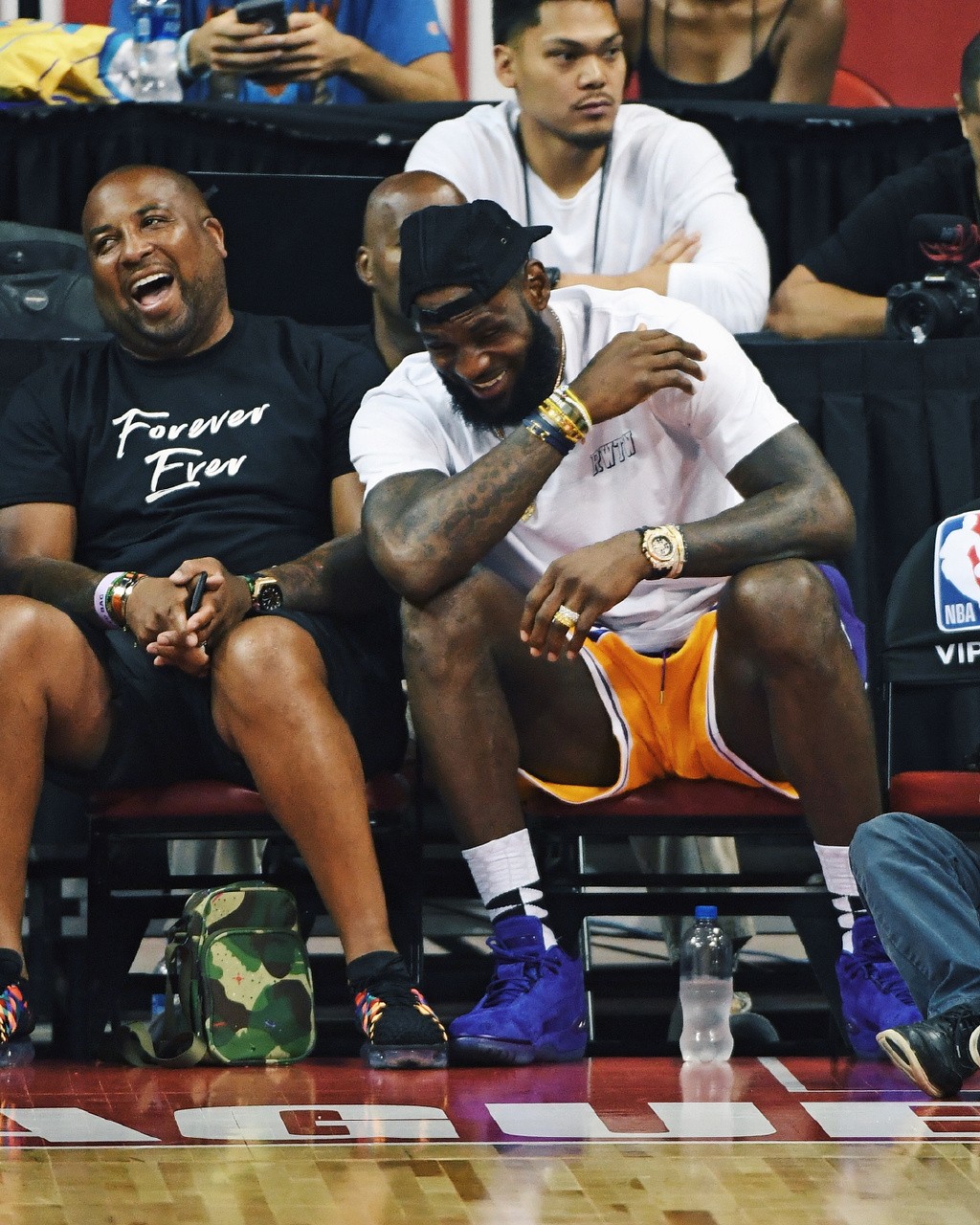 队记：斯玛特因背部伤势，将缺席今天对阵独行侠的比赛（队记者称斯玛特背伤将缺席今日战独行侠）