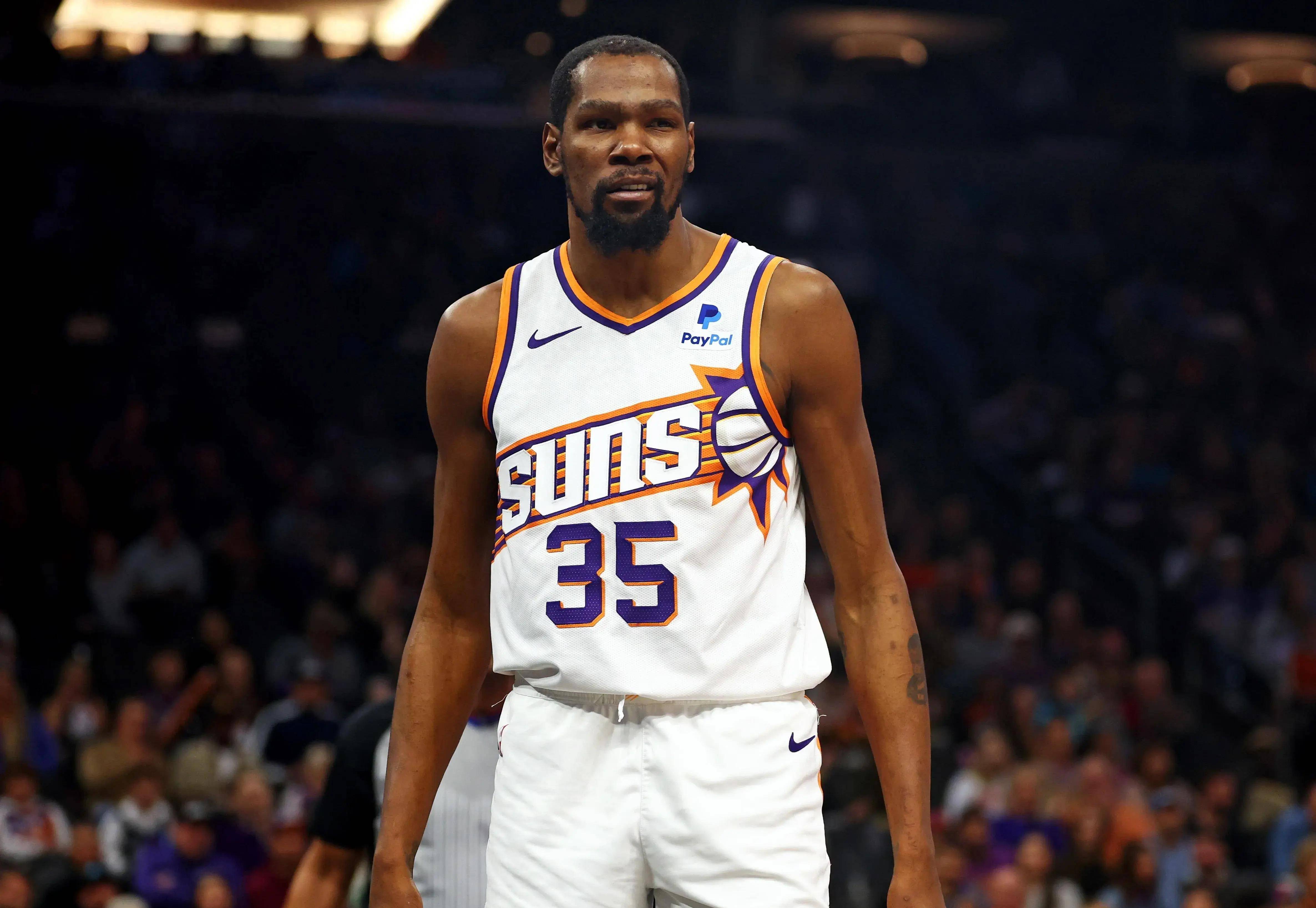 湖人詹姆斯关键三分锁定胜利（詹姆斯关键三分助湖人锁定胜局）