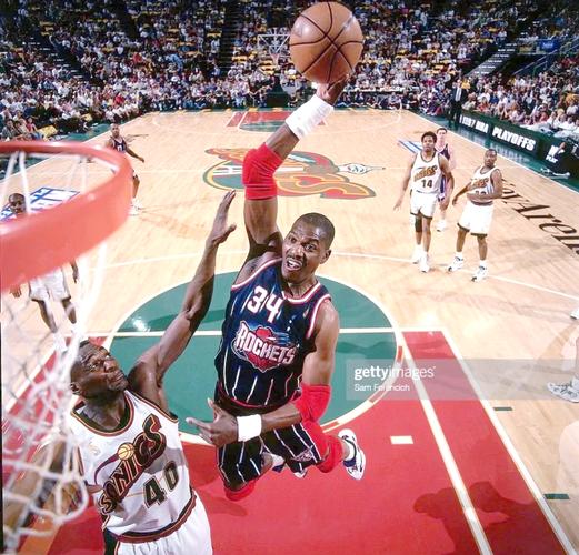 威少展现惊人手感，连续三分球如雨点般落下（威少手感火热，三分球接连命中如雨）