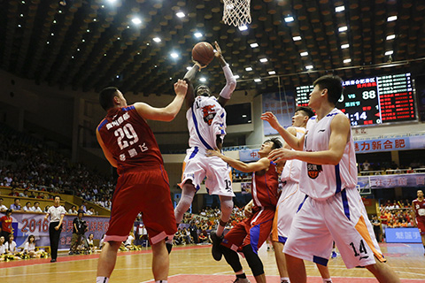 国脚中场精准传球，撕开对手防线（国脚中场精准直塞，穿透对手防线）