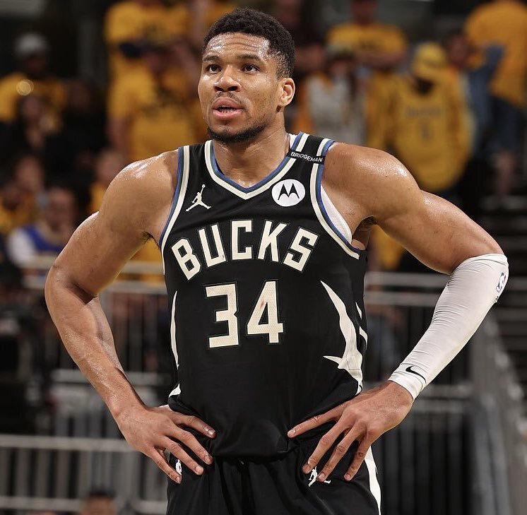 体坛记忆｜能逼出 “背手防守” 的男人，巅峰哈登的进攻到底有多离谱（体坛记忆｜巅峰哈登到底有多离谱？他曾逼出背手防守）