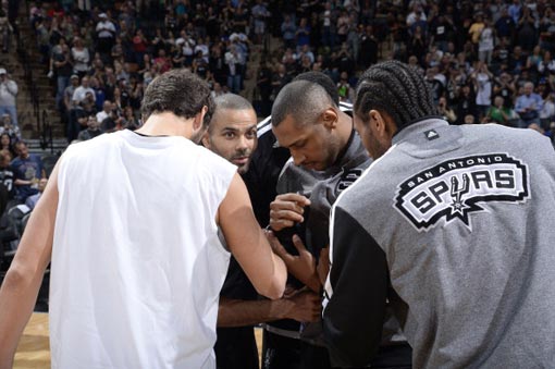 球星突破防线送出制胜球（球星强突防线打进制胜一球）