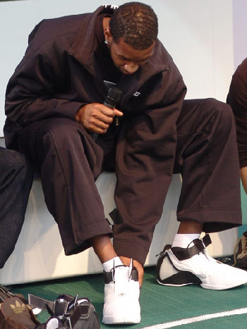 赖斯：我们在幕后有领导小组，比赛日的时候会各抒己见（赖斯：队内有领袖小组，比赛日大家畅所欲言）